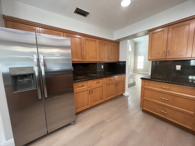 Building Photo - Beautiful Weston 3/2 PLUS LOFT/DEN with Pool