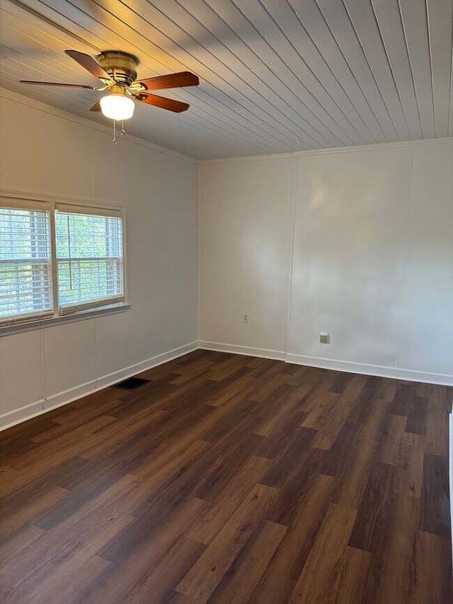 Building Photo - Great Price and location!