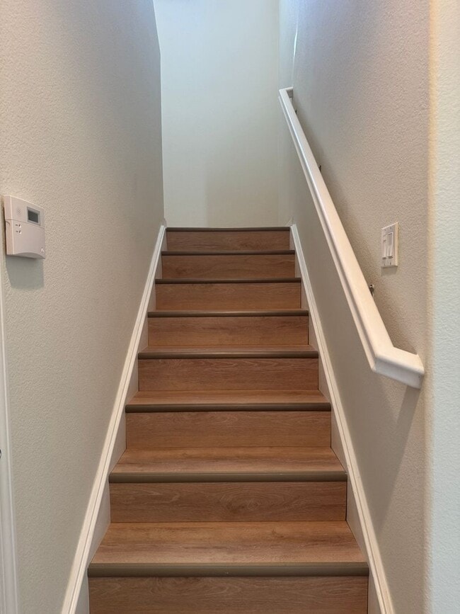 Building Photo - 5 bedroom home in W. Roseville. No carpet!