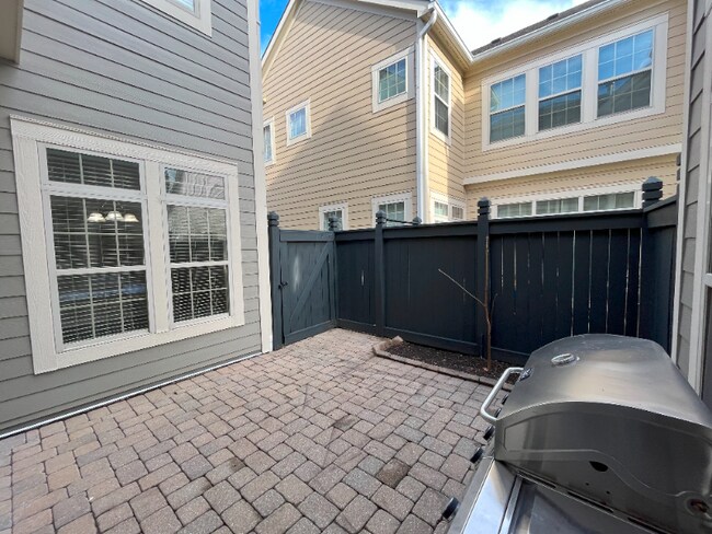 Building Photo - 4184 Hobbs Landing Dr W