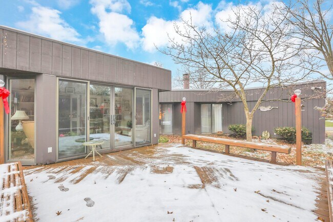 Building Photo - 162 Denison Dr