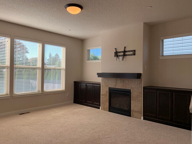 Building Photo - Beautiful 4BR in Camas! Modern Finishes! Close to Shopping & I-5! Schedule a tour today!