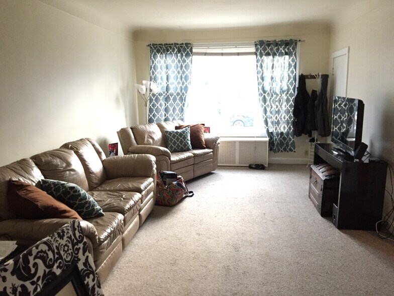 Living room view facing west. Flooring is now laminate as shown in dining photos. - 2527 N Marshfield Ave