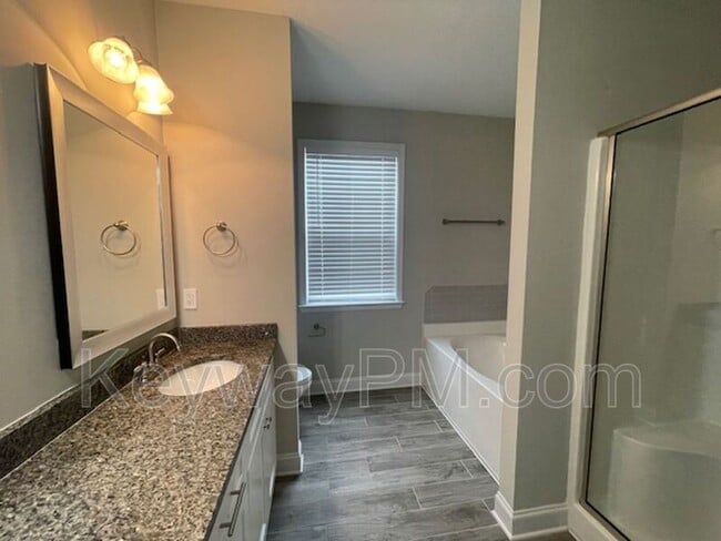 Building Photo - 728 Tree Top Trl