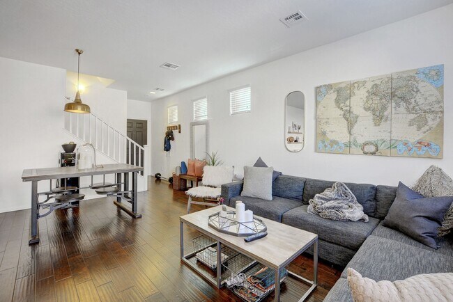 Building Photo - WONDERFUL 3 BEDROOM HOME IN THE SOUTHWEST!