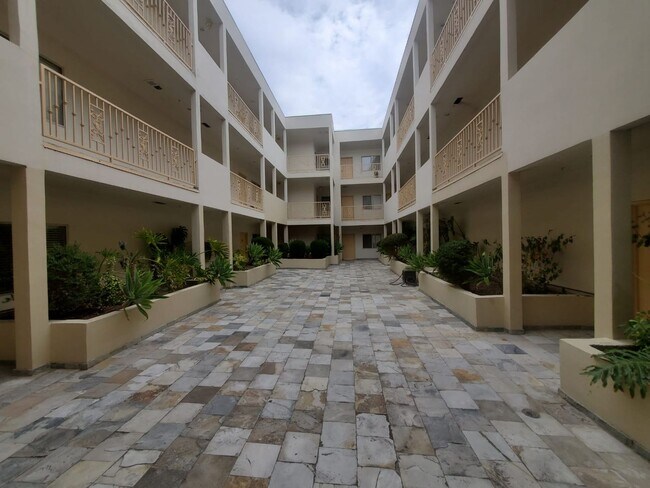 Building Photo - 10849 Fruitland Dr