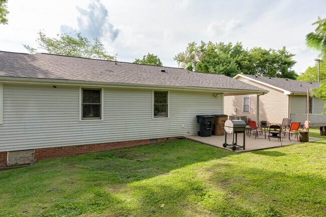 Building Photo - 905 Preston Ct