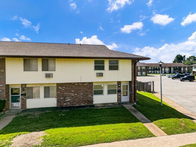 Building Photo - 7473 Hazelcrest Dr