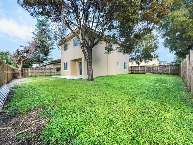 Building Photo - 1736 NE 9th Dr