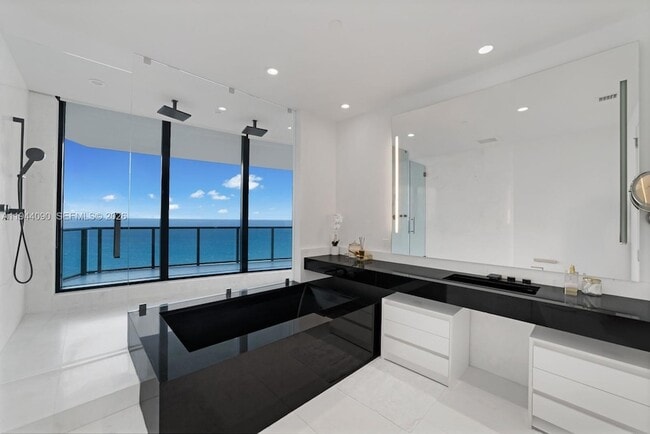 Building Photo - 18555 Collins Ave