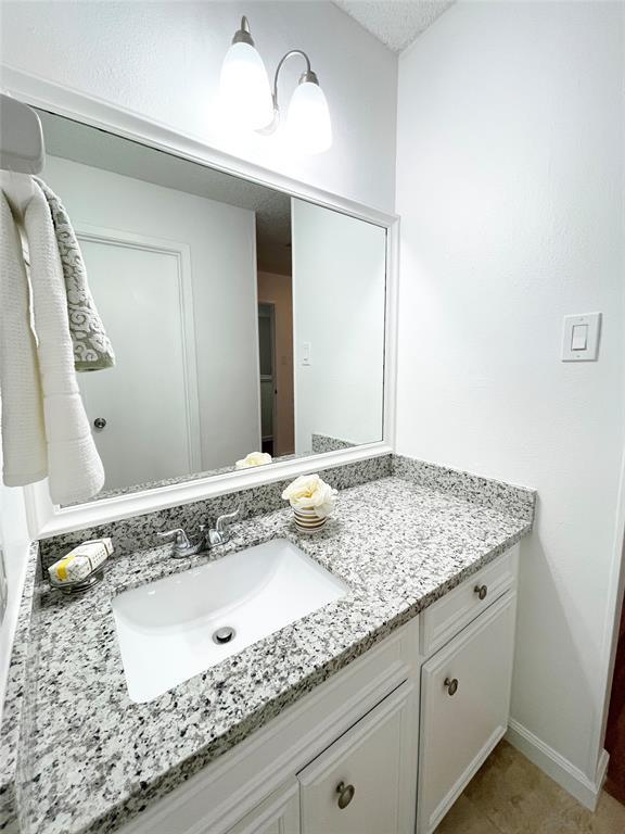 Building Photo - 13897 Hollowgreen Dr