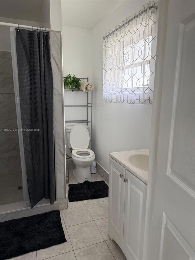 Building Photo - 826 SW 12th Ct