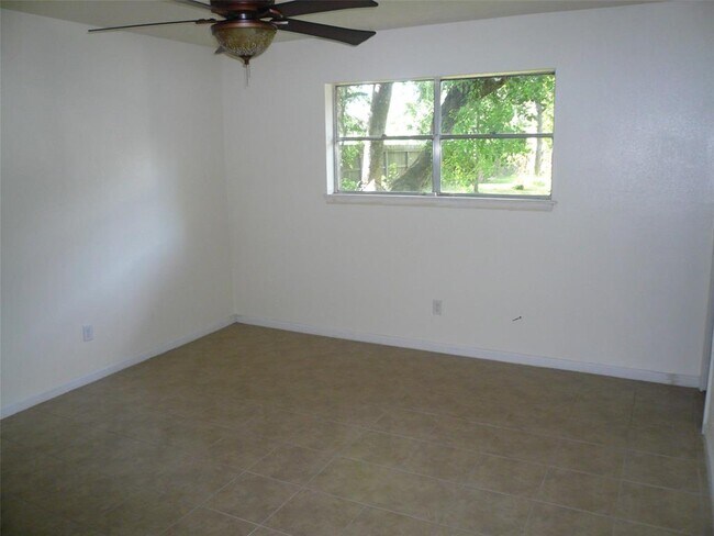 Building Photo - 3102 Greenlake Dr