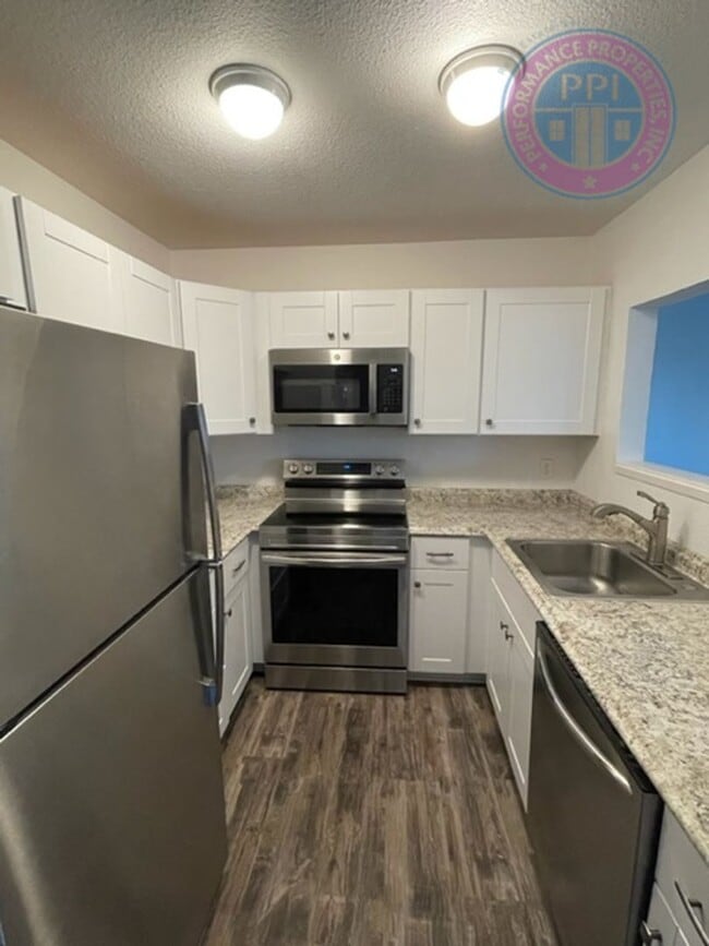 Building Photo - Desirable West Linn Location / Walk To The...