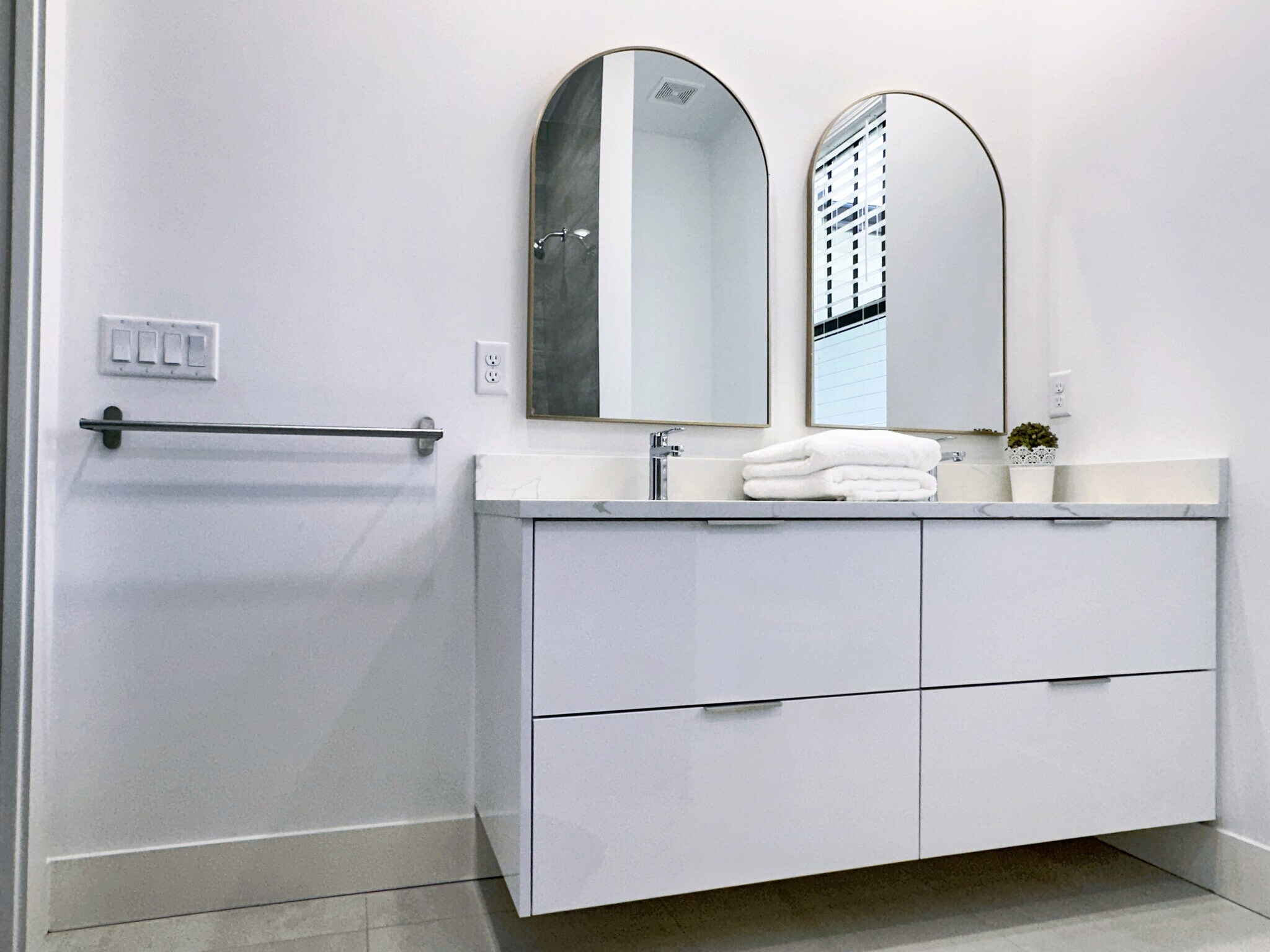 Double vanity - 4730 Marguerita Dr