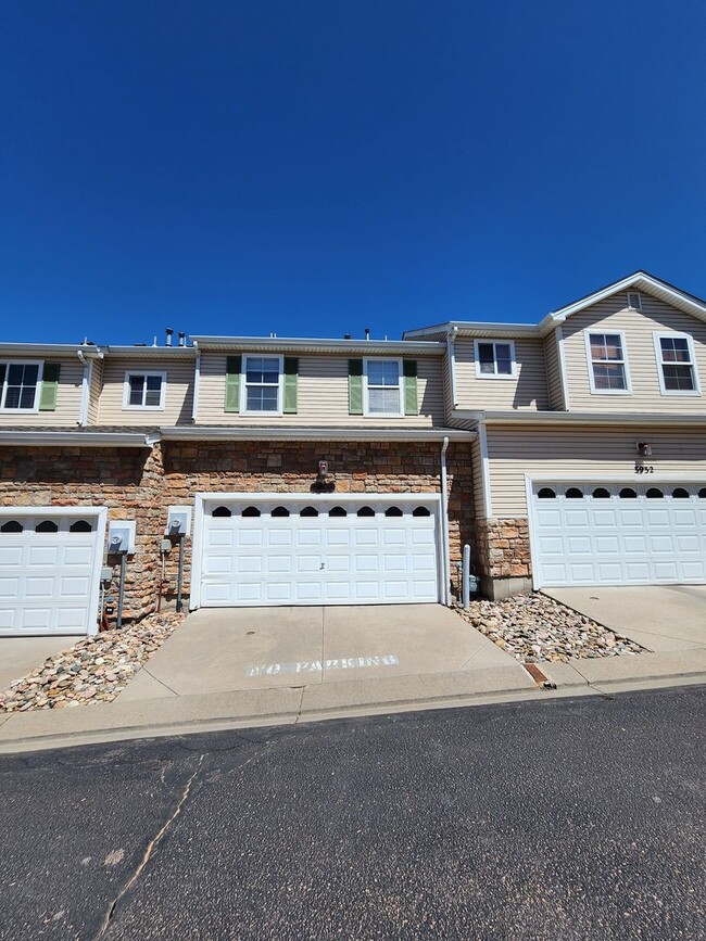 Building Photo - Beautiful Townhome