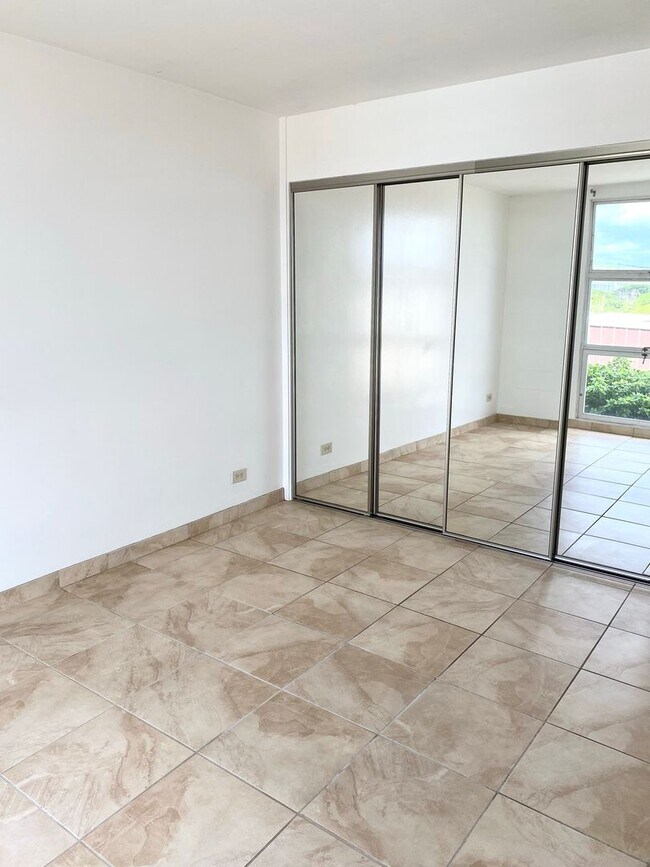 Building Photo - Liliha Square - 2 Bedroom 1 Bath 1 Parking