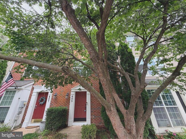 Building Photo - 605 Tivoli Rd