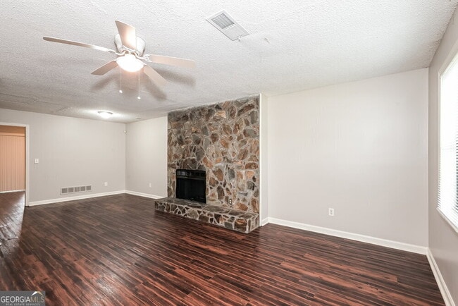 Building Photo - 5009 Hawthorne Ct