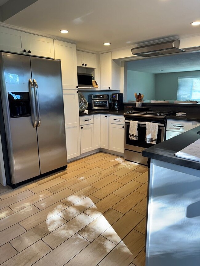 Building Photo - Charming 2-Bedroom, 1.5-Bath Apartment with Private Yard and 1 Car Garage