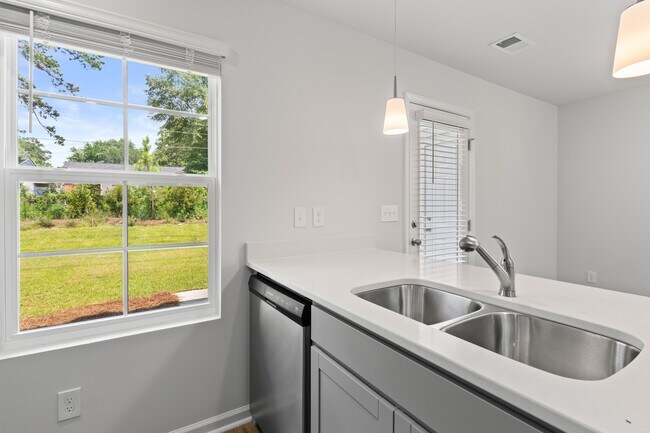 Building Photo - 815 Coburg Ln