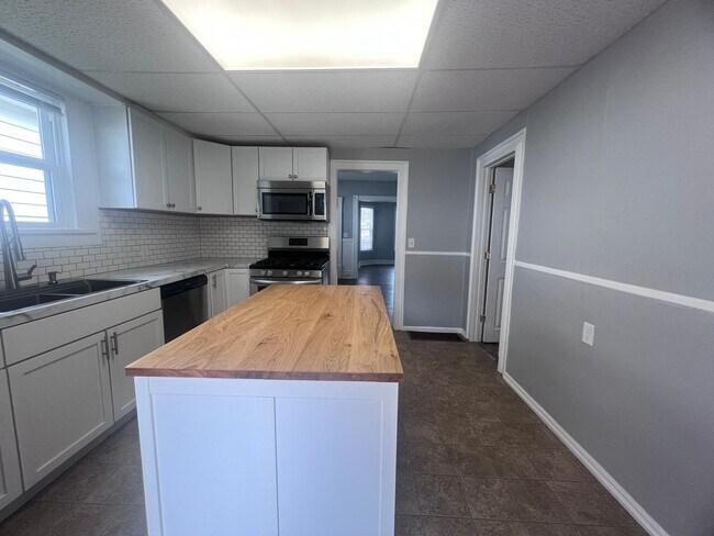Building Photo - Two Bedroom Home - NE Side of Grand Rapids!