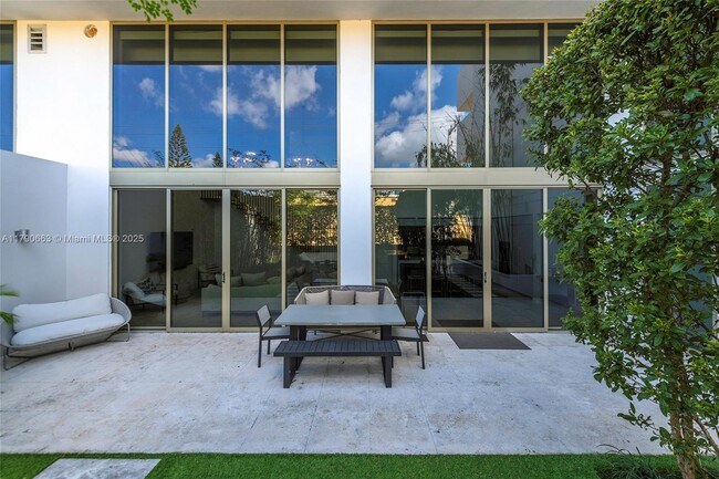 Building Photo - 300 Collins Ave