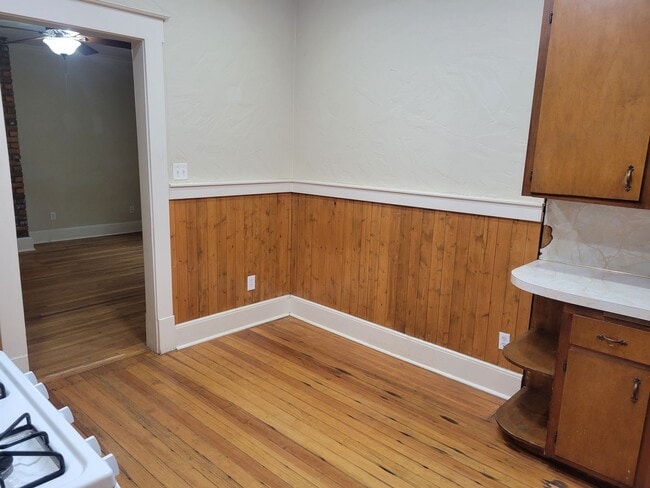 Building Photo - 2 Bedroom, 2 Bathroom! Huge Shop building ...