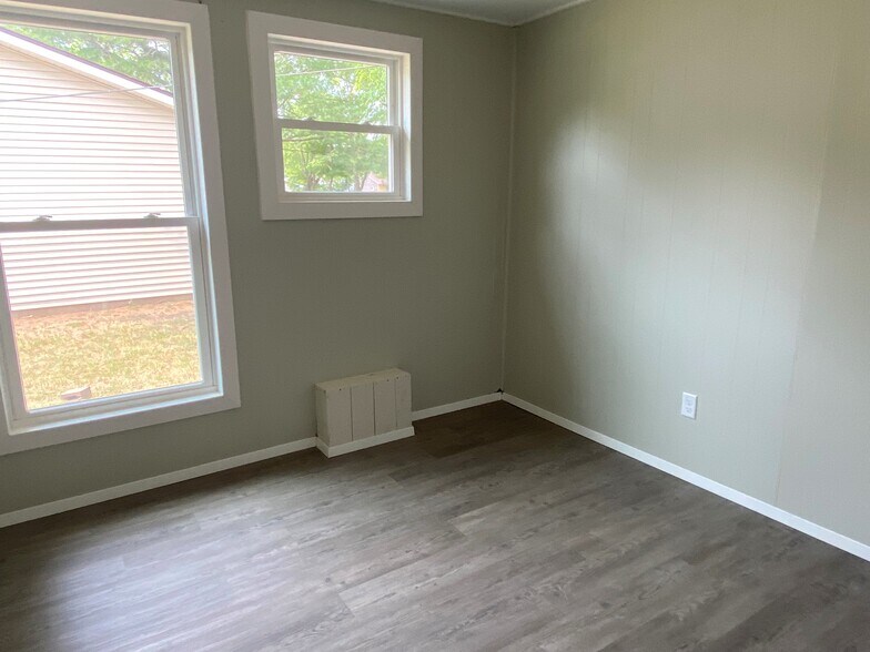 Building Photo - 2605 Roland Dr