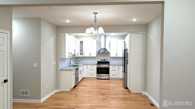 Building Photo - 120 Forest Dr