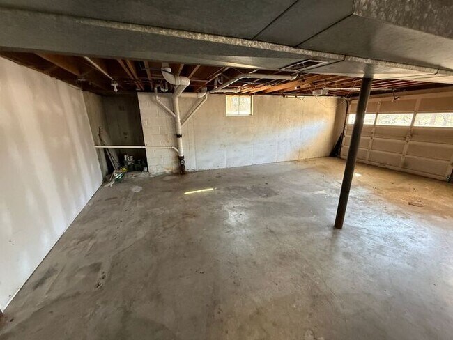 Building Photo - 3BR/2BA w/ Finished Basement + Fenced Yard in Raytown