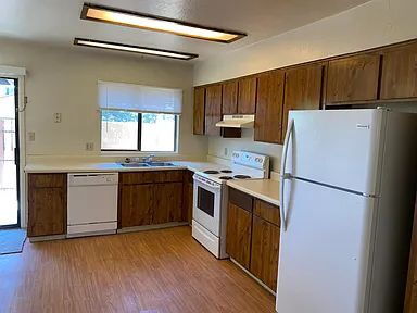 Building Photo - 2 Bed / 1.5 Bath Townhome | Fireplace | Private Yard | Walk-In Closets
