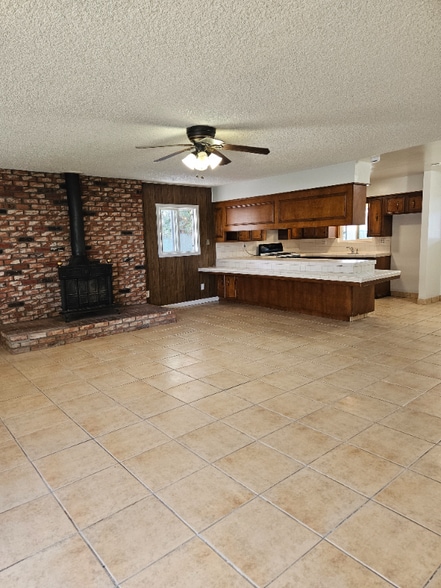 Building Photo - 1077 N White St