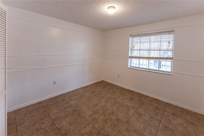 Building Photo - 7553 W 4th Ct
