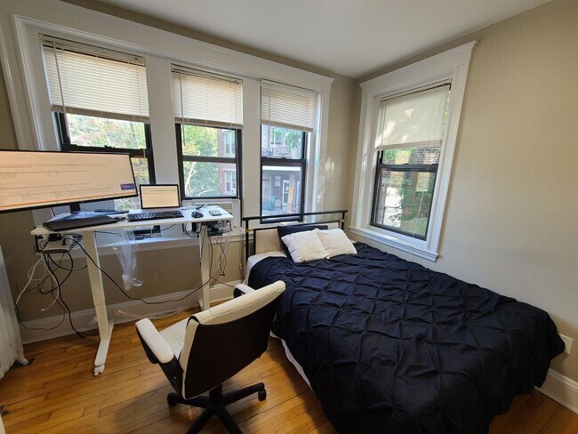 Building Photo - Charming 3 Bedroom