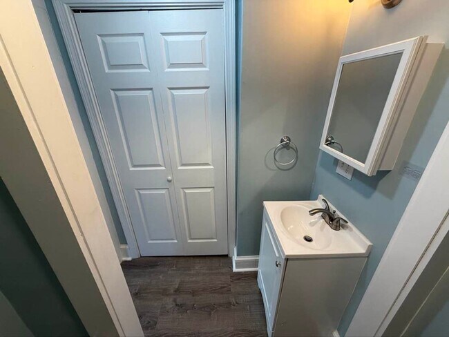 Building Photo - Gorgeous Studio, Second-floor! Apartment in quiet Pittsfield Street