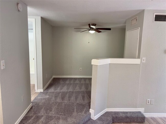 Building Photo - 513 S Park Dr