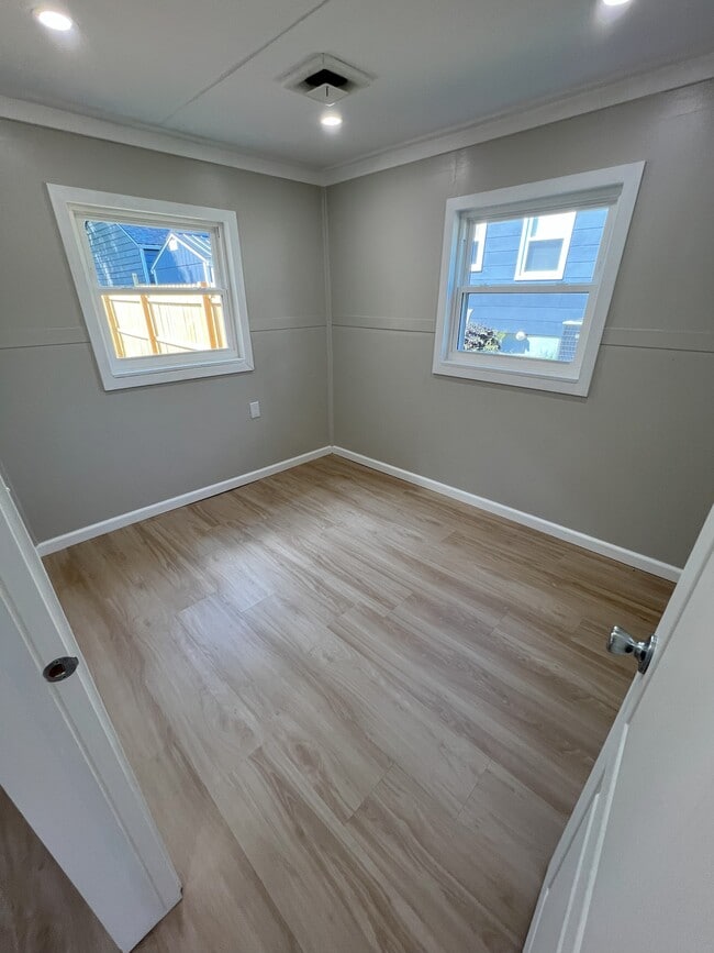 Building Photo - 425 Sheldon St