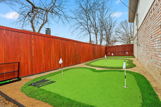 Building Photo - 2 St Charles Pl