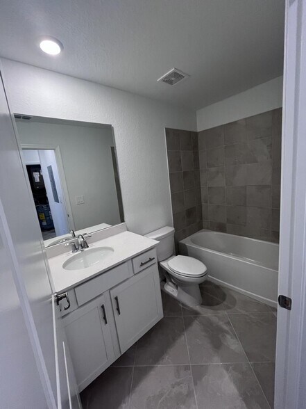 Building Photo - 12320 Wellen Golf St