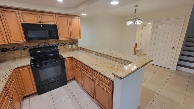 Building Photo - 606 6th Ln