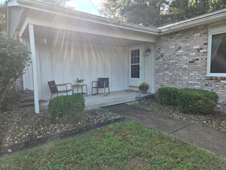 Building Photo - 1632 S Sycamore Ct