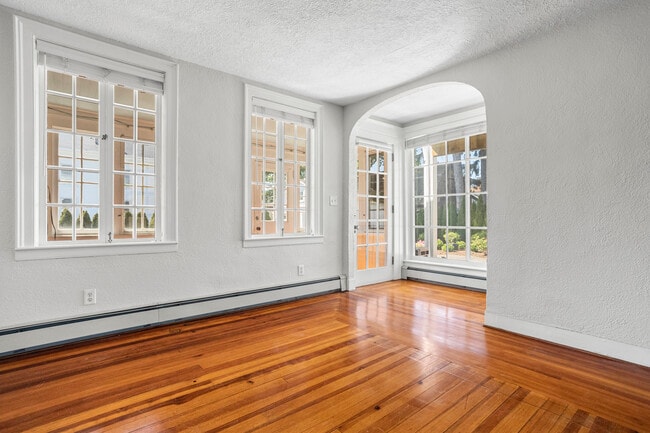 Building Photo - 6 Church St