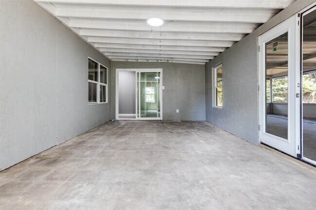 Building Photo - 200 Pine St