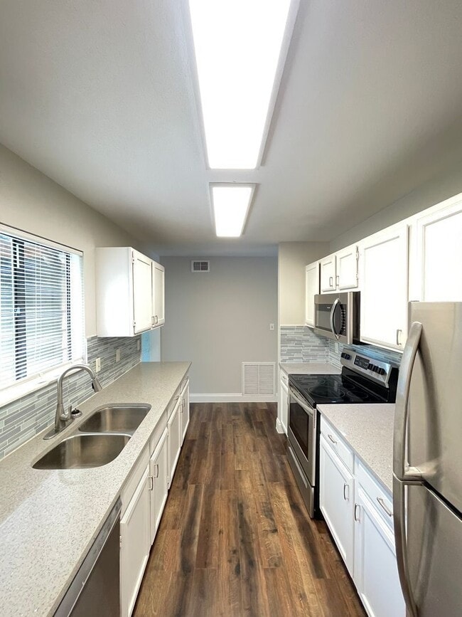 Building Photo - 7800 Fernbrook Way
