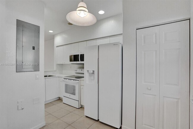 Building Photo - 2613 SW 83rd Terrace