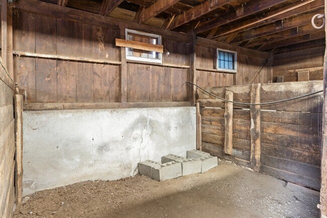 Building Photo - 123 Pond St