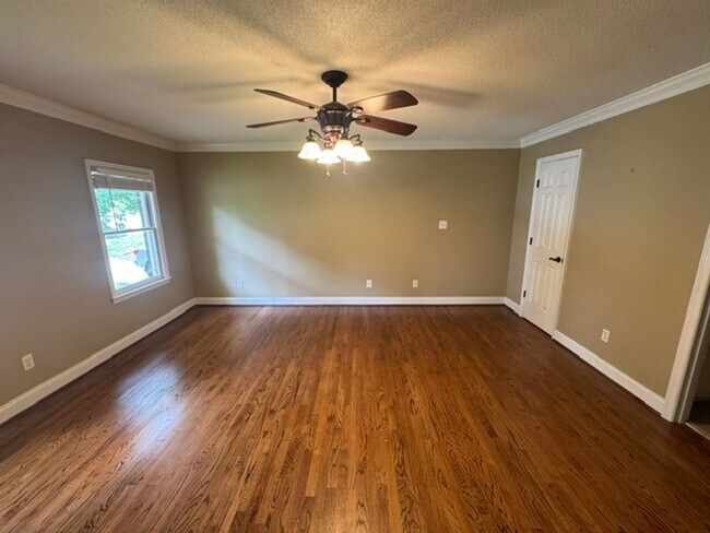 Building Photo - 483 Cambridge Way