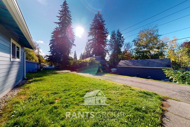 Building Photo - Great Location! Quiet Duplex!