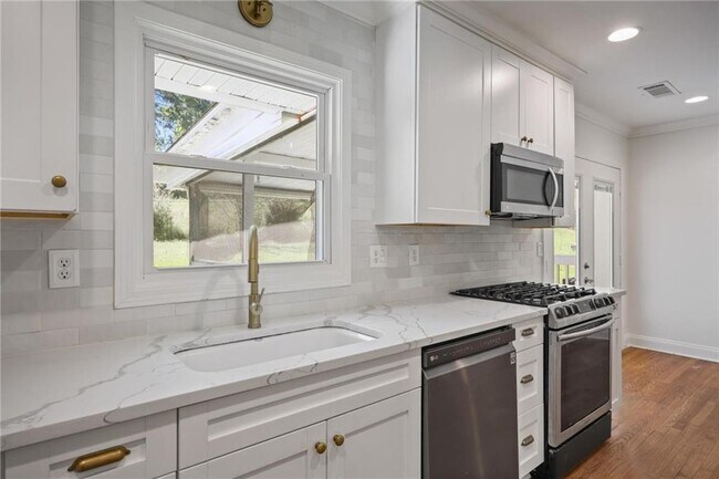Building Photo - 2134 Beecher Cir SW